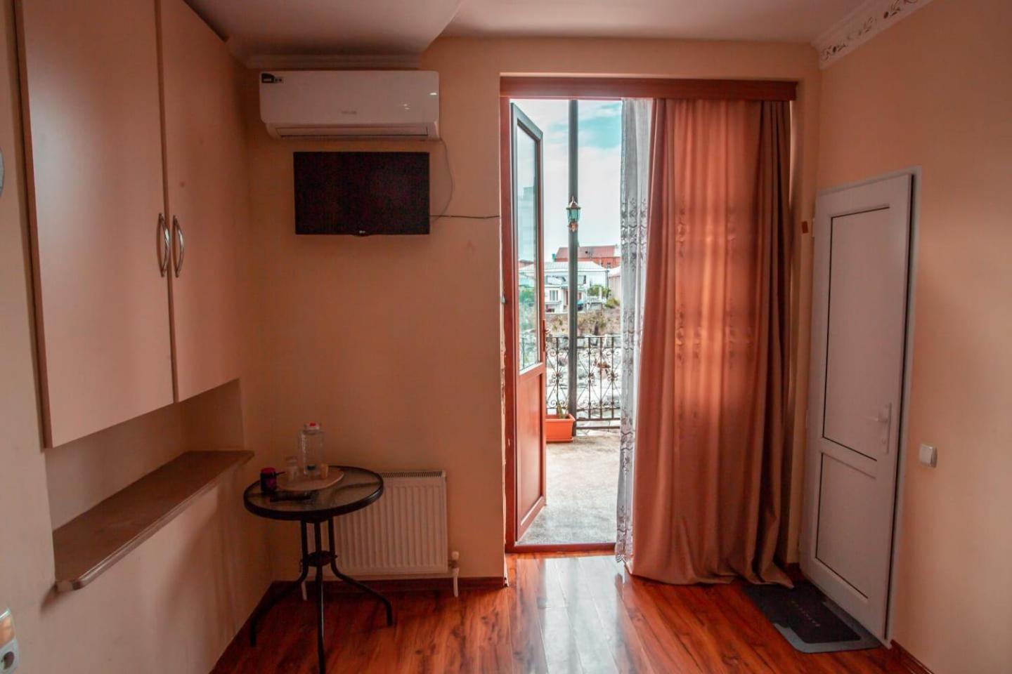Hotel Caravan Palace Kutaisi Esterno foto