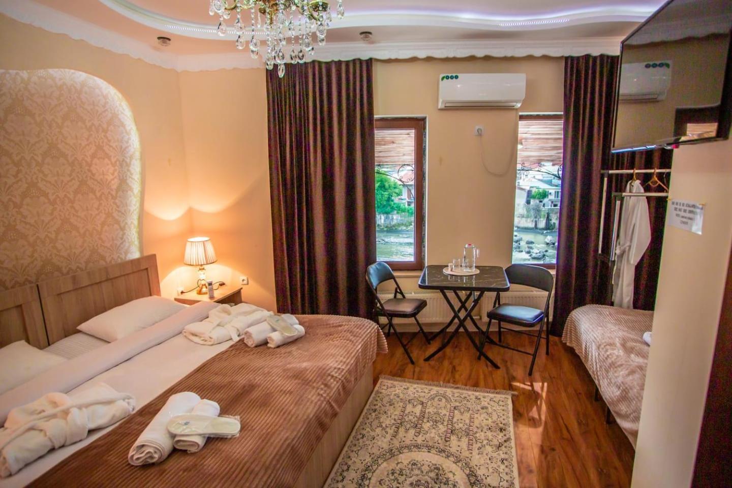 Hotel Caravan Palace Kutaisi Esterno foto